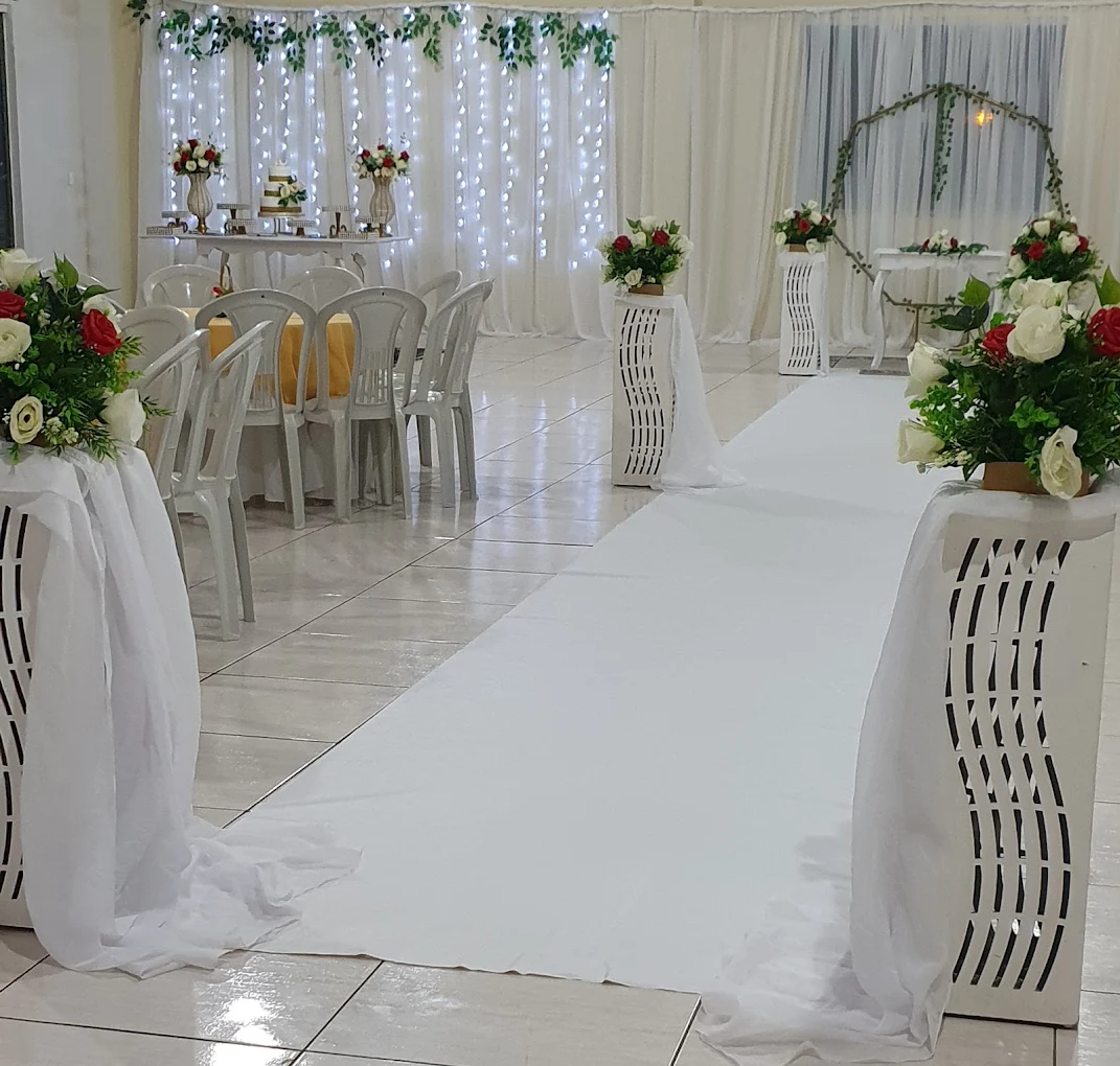 Corredor de cerimônia preparado no Santana Eventos